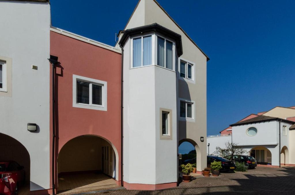 Waters Edge Balcony Apartment - Housity