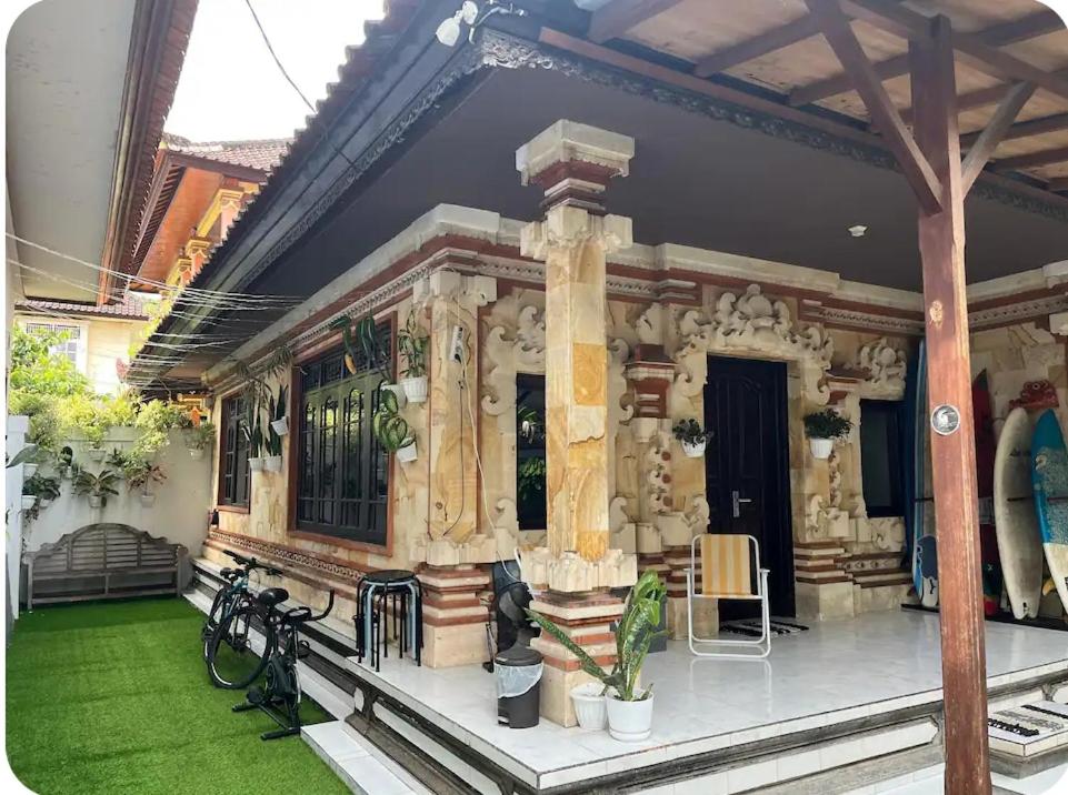 レギャンにあるKuta Beach Houseの自転車が外に停まっている家