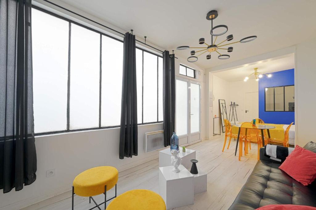 Modern Large Studio Apartment for 3