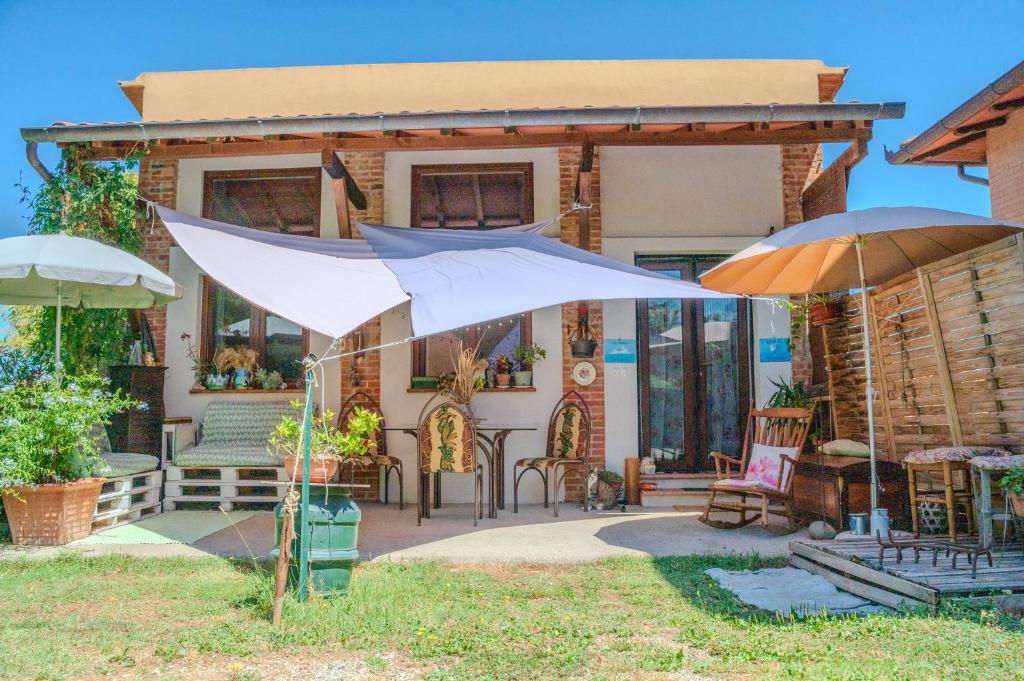 a house with two umbrellas in front of it at Casa di Cristina in Casamaggiore