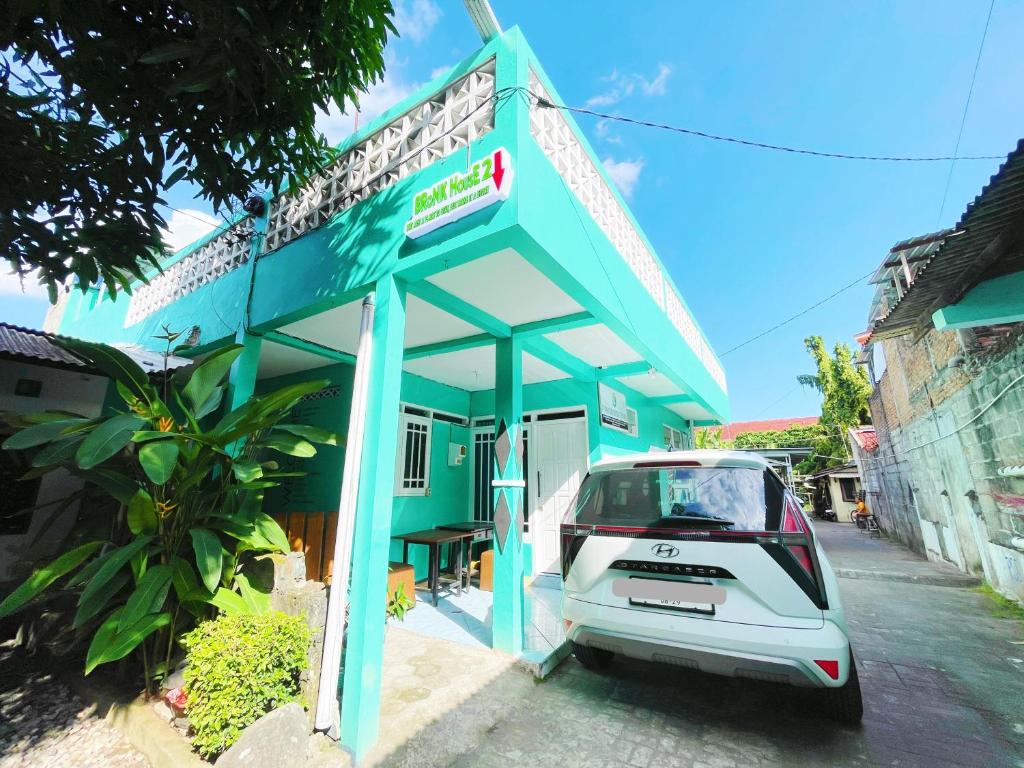 TimuranにあるBronk House 2 Tamsisの青い建物の前に停車する車