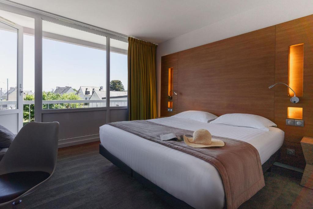 Giường trong phòng chung tại BRIT HOTEL - RESTAURANT Saint-Brieuc Langueux