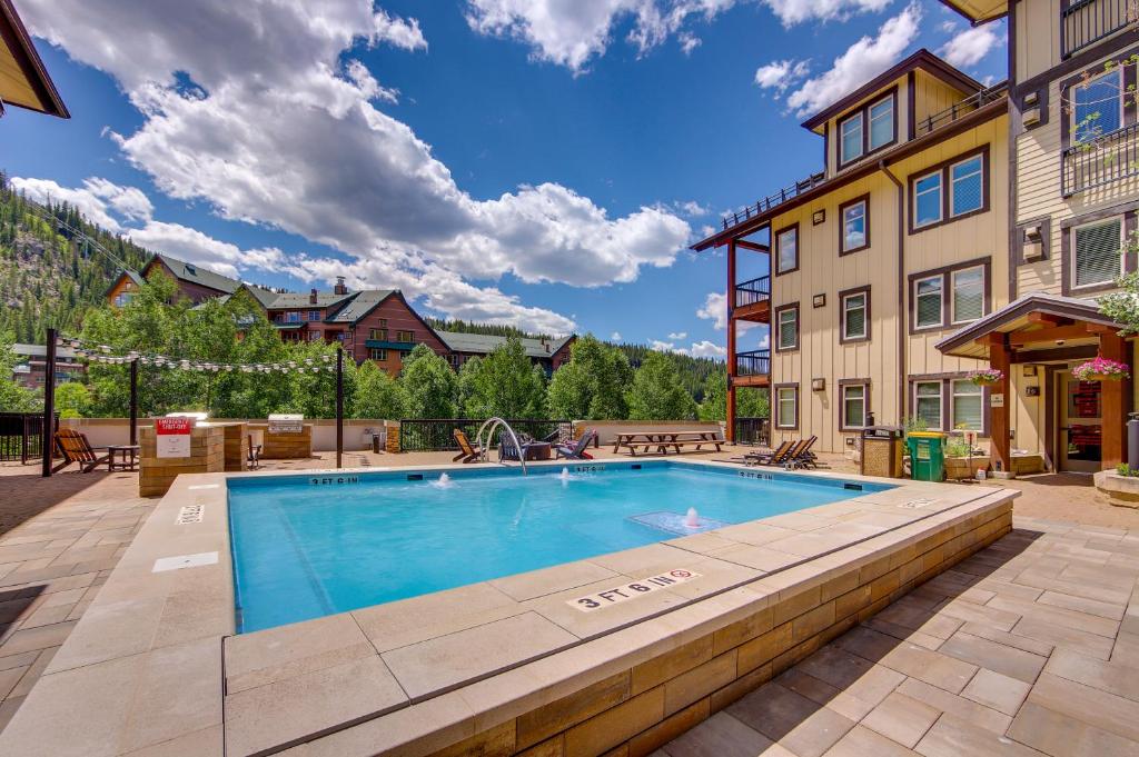 Πισίνα στο ή κοντά στο 100 Steps to Gondola Cozy Winter Park Condo!