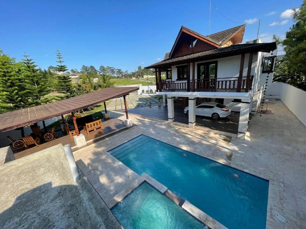 Πισίνα στο ή κοντά στο Villa en las Montaña de Jarabacoa