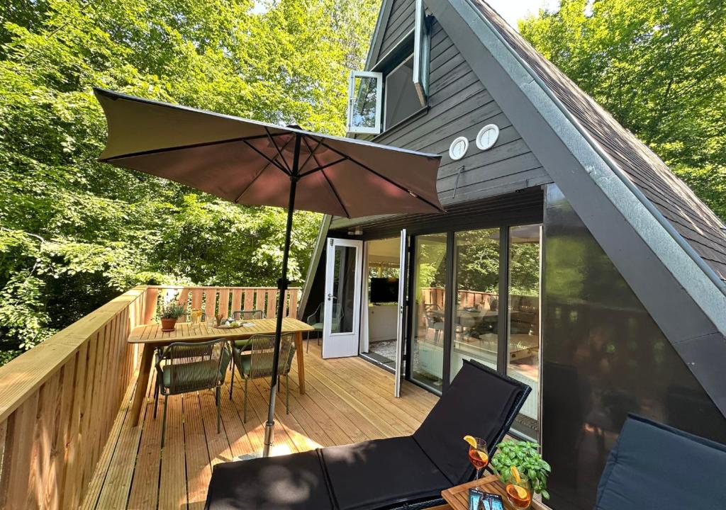 デュルビュイにあるBirdie Forest Lodge - voor golf & MTB, met bergingのデッキ(テーブル、傘付)