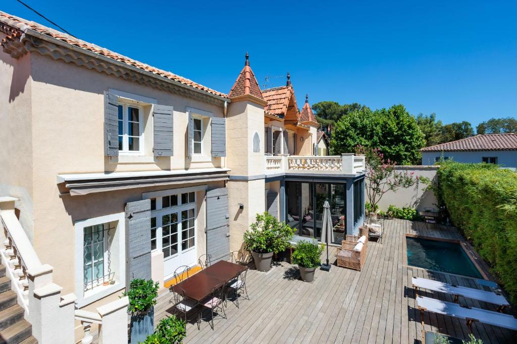 dom z drewnianym tarasem z basenem w obiekcie Villa du Val - Welkeys w Aix-en-Provence