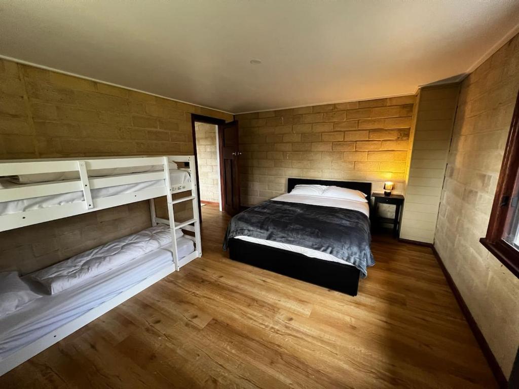 Postel nebo postele na pokoji v ubytování Grey Gum - spacious one bedroom apartment