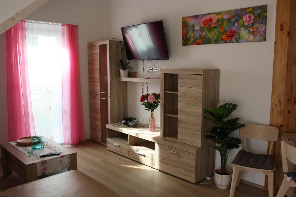 TV a/nebo společenská místnost v ubytování Ferienwohnung am Fuße der Burg Hohenzollern