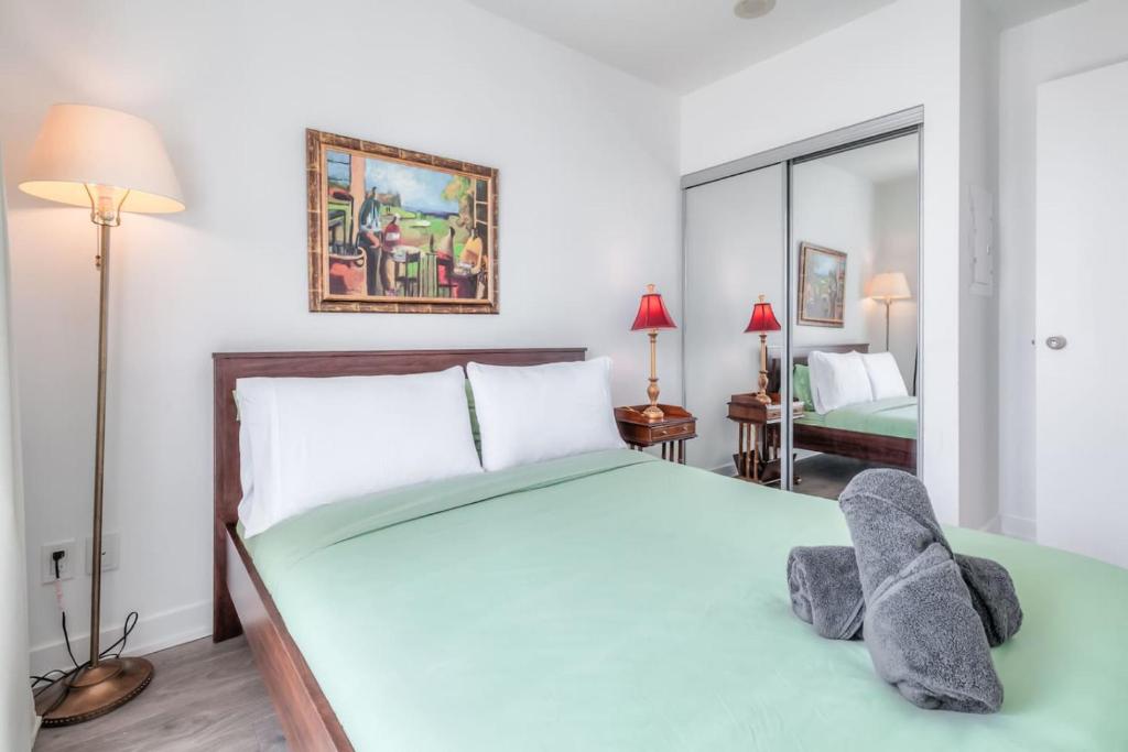 Postel nebo postele na pokoji v ubytování Downtown 1BR City Stay with Balcony and Fast Wi-Fi