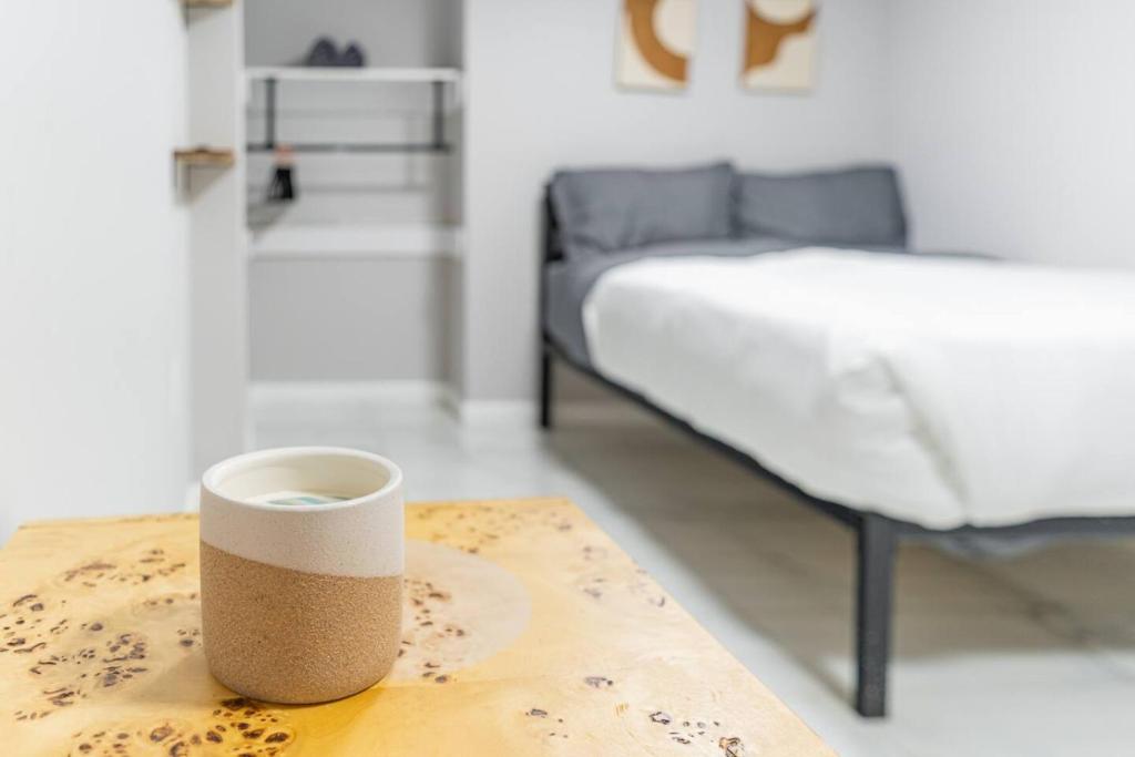 Ένα ή περισσότερα κρεβάτια σε δωμάτιο στο Cozy Private Apartment Near NYC Light Rail