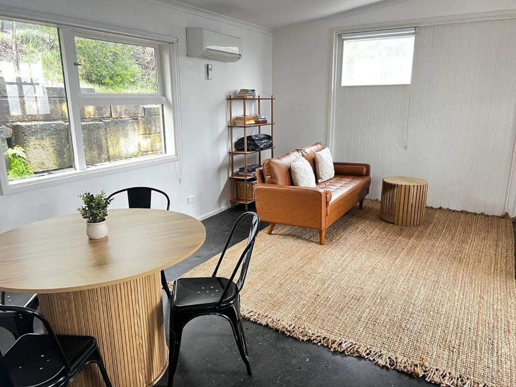 Χώρος καθιστικού στο Blue Haze Retreat - studio with kitchenette