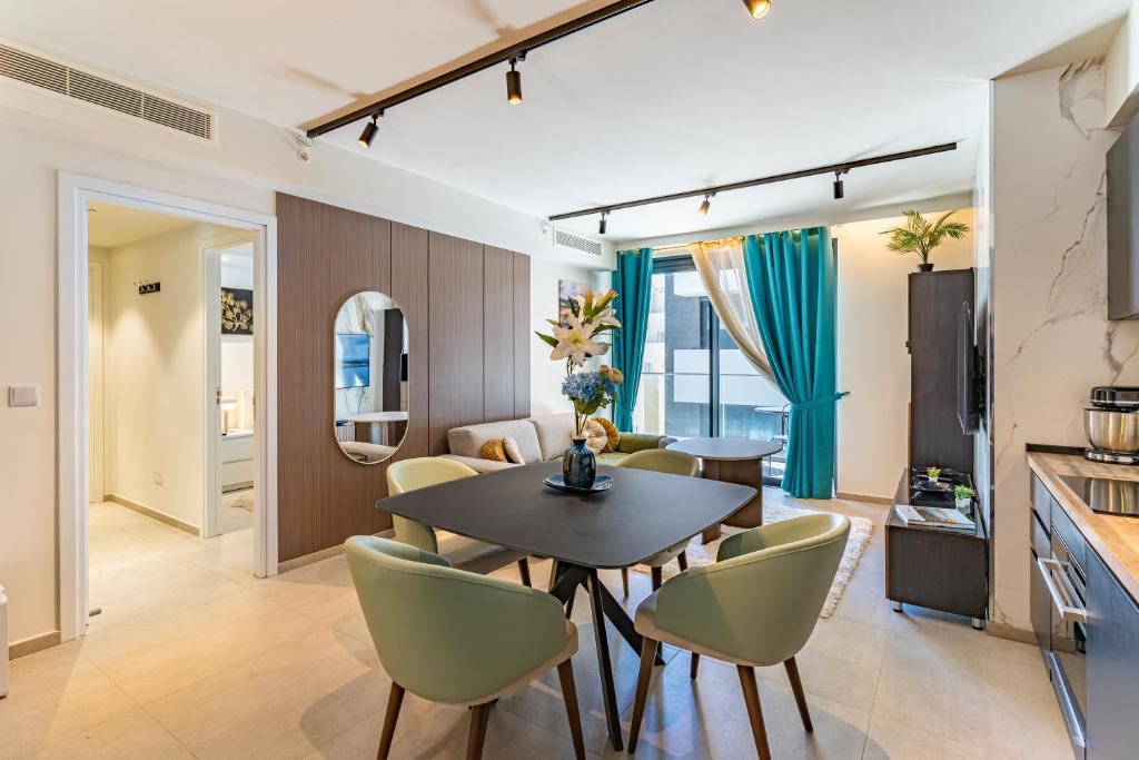Η κουζίνα ή μικρή κουζίνα στο Mercury Suites Apartment with Pool Access in St Julians