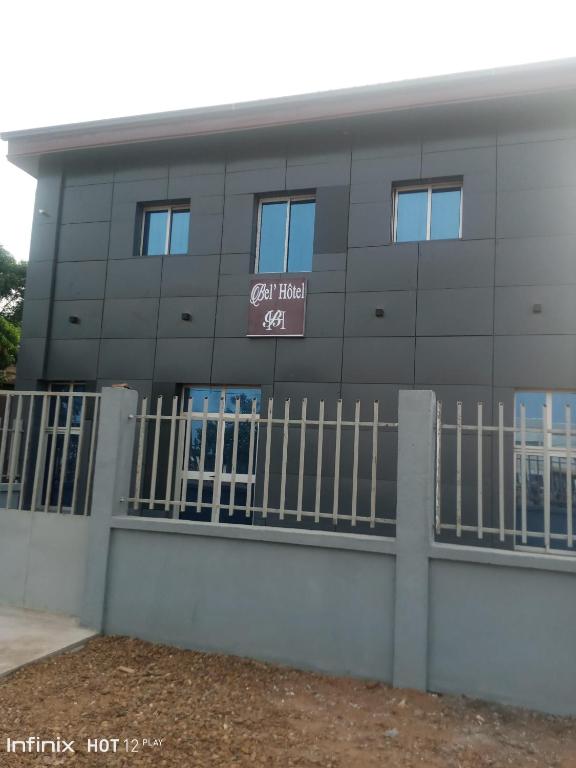un edificio con una puerta delante en Bel&#39;hôtel à 5mn de l&#39;aéroport, en Bangui