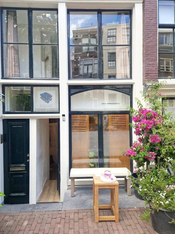 阿姆斯特丹New Apartment in the Heart of Amsterdam的前面有长凳的建筑