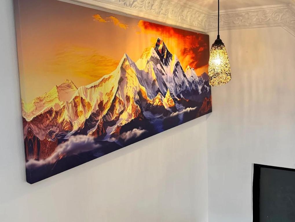 une peinture d'une montagne sur un mur dans l'établissement TheNest Heritage Villa Near Pashupati- Luxury Stay in Kathmandu, à Katmandou