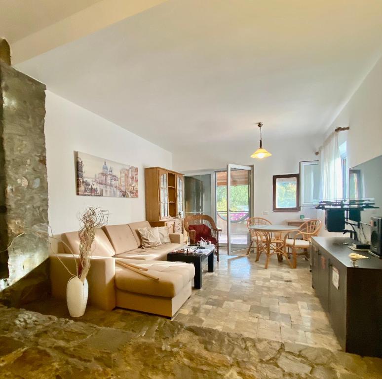 un soggiorno con un divano e un tavolo di Villa Voss a Kravlja