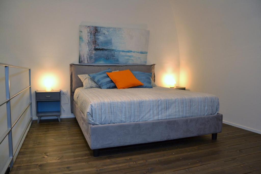 una camera da letto con un cuscino arancione di Exclusive Suite San Biagio 25 a Napoli