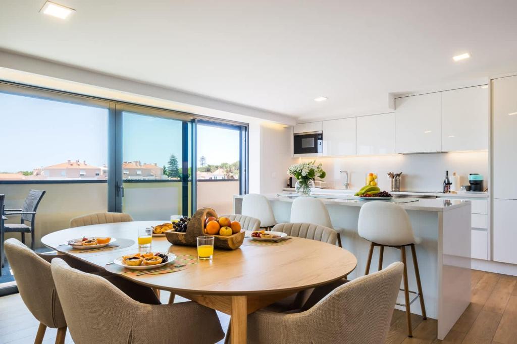 a kitchen and dining room with a table and chairs at The Shoreline 4 by Portugal Portfolio in Parede