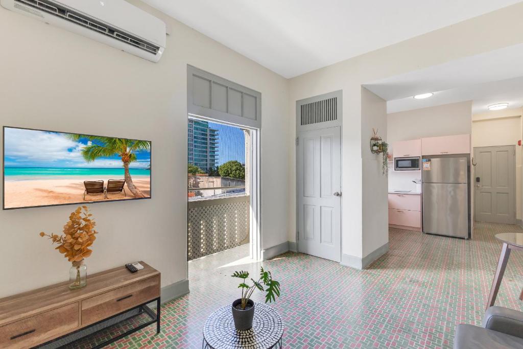 Chic & Cozy Stay in Trendy Miramar في سان خوان: غرفة معيشة مطلة على المحيط