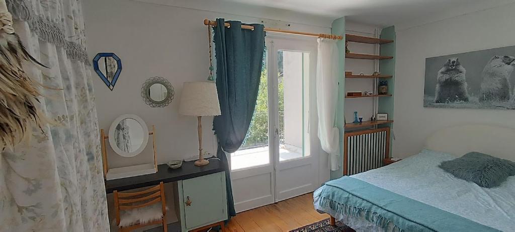 Ένα ή περισσότερα κρεβάτια σε δωμάτιο στο Maison rez de jardin 3 chambres