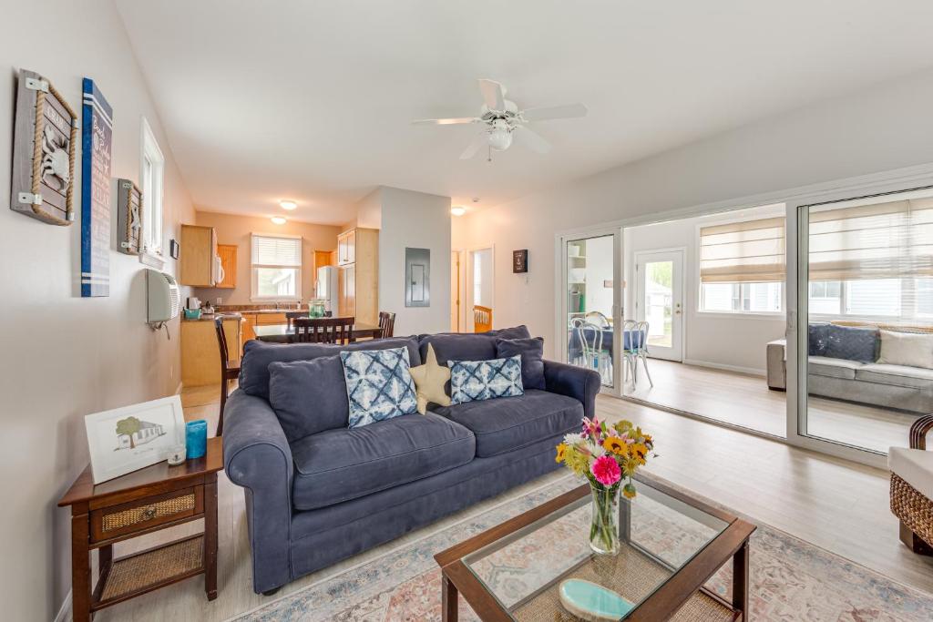 Χώρος καθιστικού στο 1 Mi to Moody Beach Cottage with Pool Access!