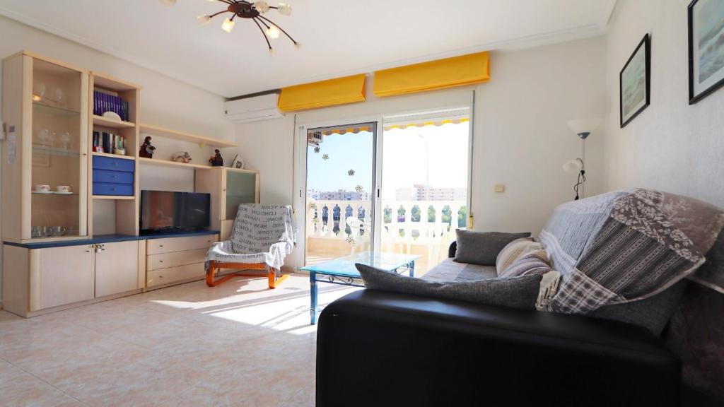 a living room with a couch and a tv at R-2428 APARTAMENTO CORINTO in La Mata