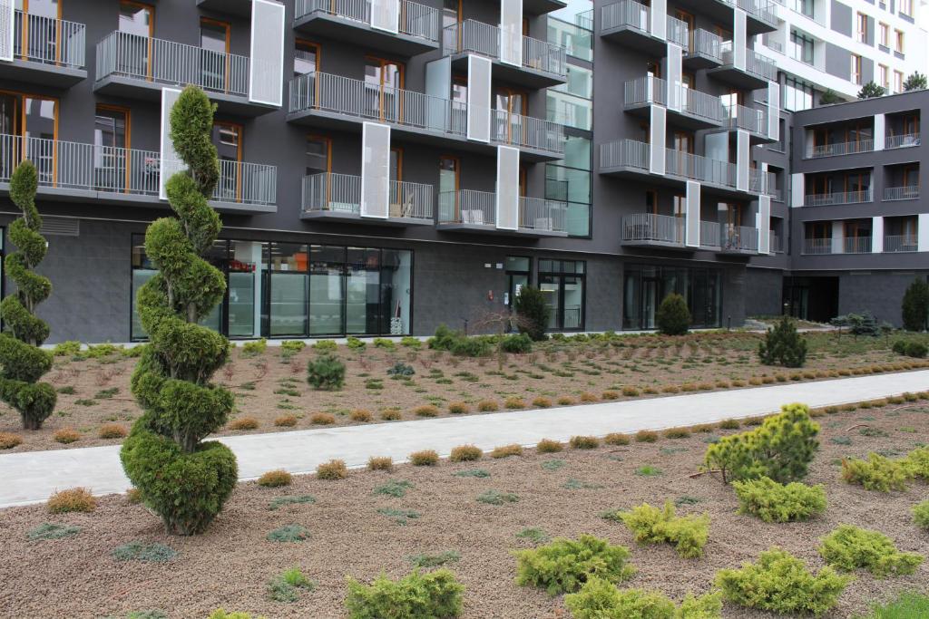ogród przed budynkiem apartamentowym w obiekcie Przy Mocaku w Krakowie