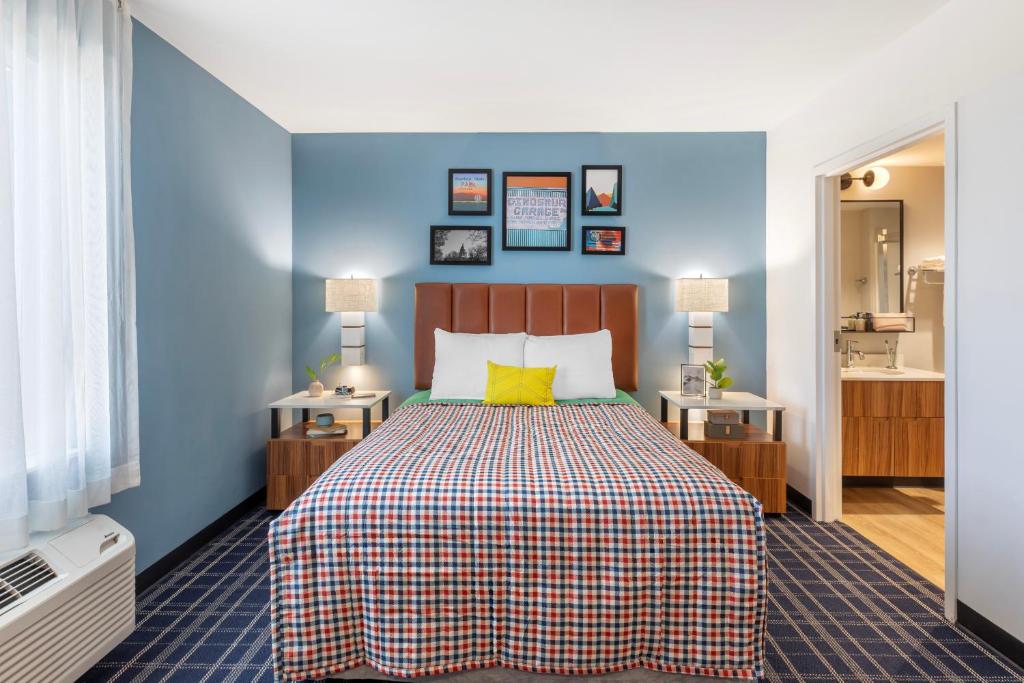 Voodi või voodid majutusasutuse Uptown Suites Extended Stay Austin TX - Downtown toas