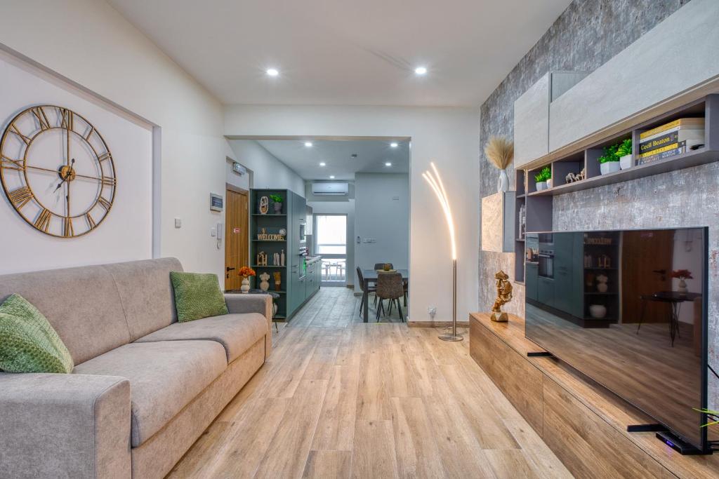 グジラにあるBoutique Apartment - Stylish Living By the Seaのソファと暖炉のあるリビングルーム