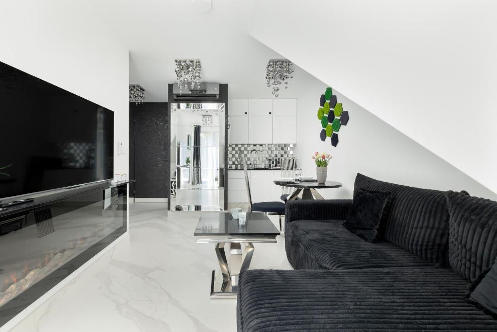 un soggiorno con un divano e un tavolo di Forest by Solarento a Międzyzdroje