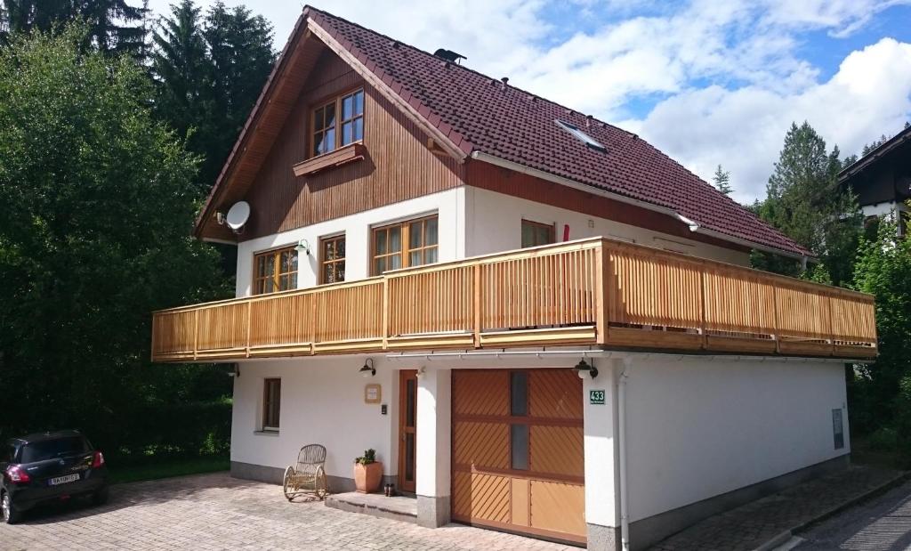 ein Haus mit einer Terrasse und einer Garage in der Unterkunft Familien Zeit in Bad Mitterndorf