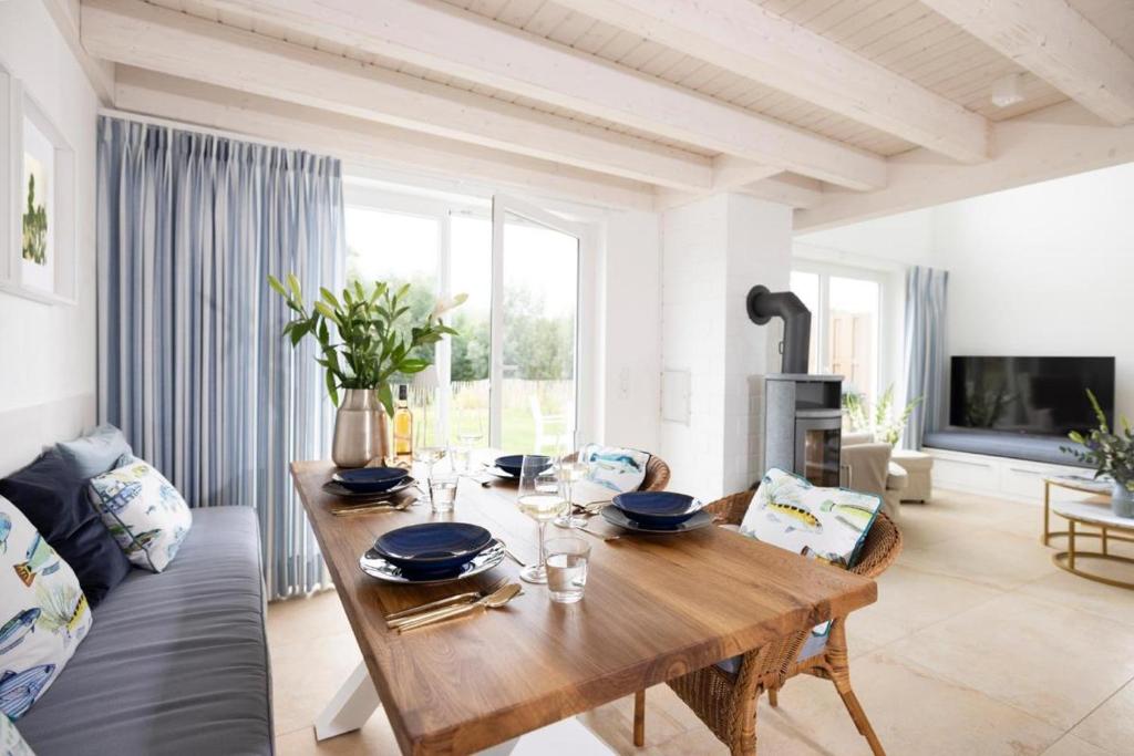 ein Wohnzimmer mit einem Holztisch und einer Couch in der Unterkunft Villa am See für bis zu 6 Personen mit Kaminofen, Badewanne und Sauna - Haustiere herzlich willkommen, direkt am Wasser gelegen in Nordhorn