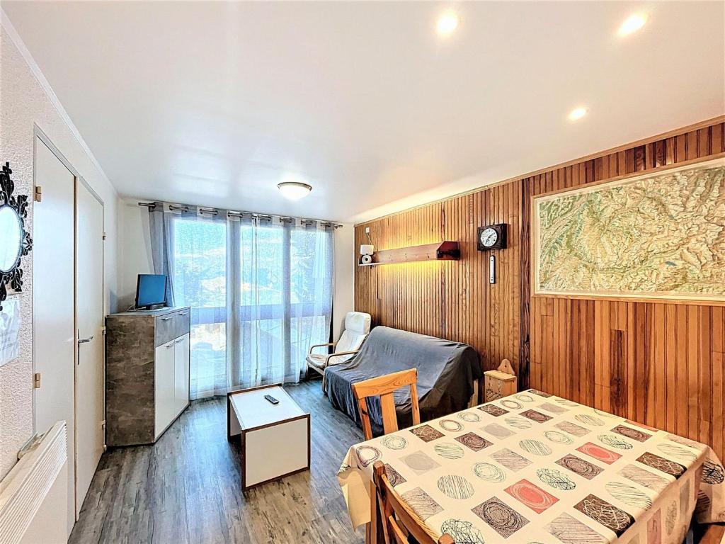 a bedroom with a bed and a room with a desk at Appartement rénové, accès direct pistes, piscine, animaux admis - FR-1-267-228 in Le Corbier