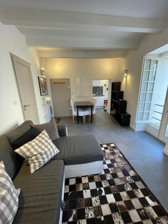a living room with a couch and a checkered rug at Basil - Vue imprenable sur la Basilique in Saint-Maximin-la-Sainte-Baume