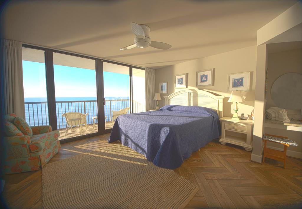 Giường trong phòng chung tại Regency Towers