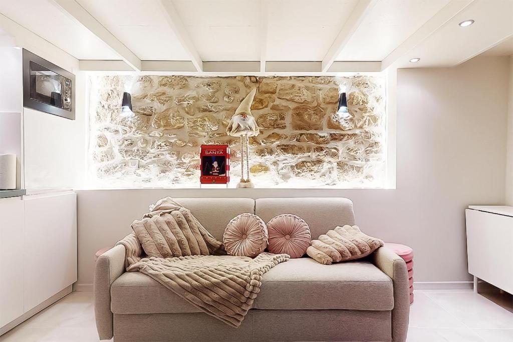 パリにあるIle saint Louis Notre Dame de Parisのソファ(枕2つ付)