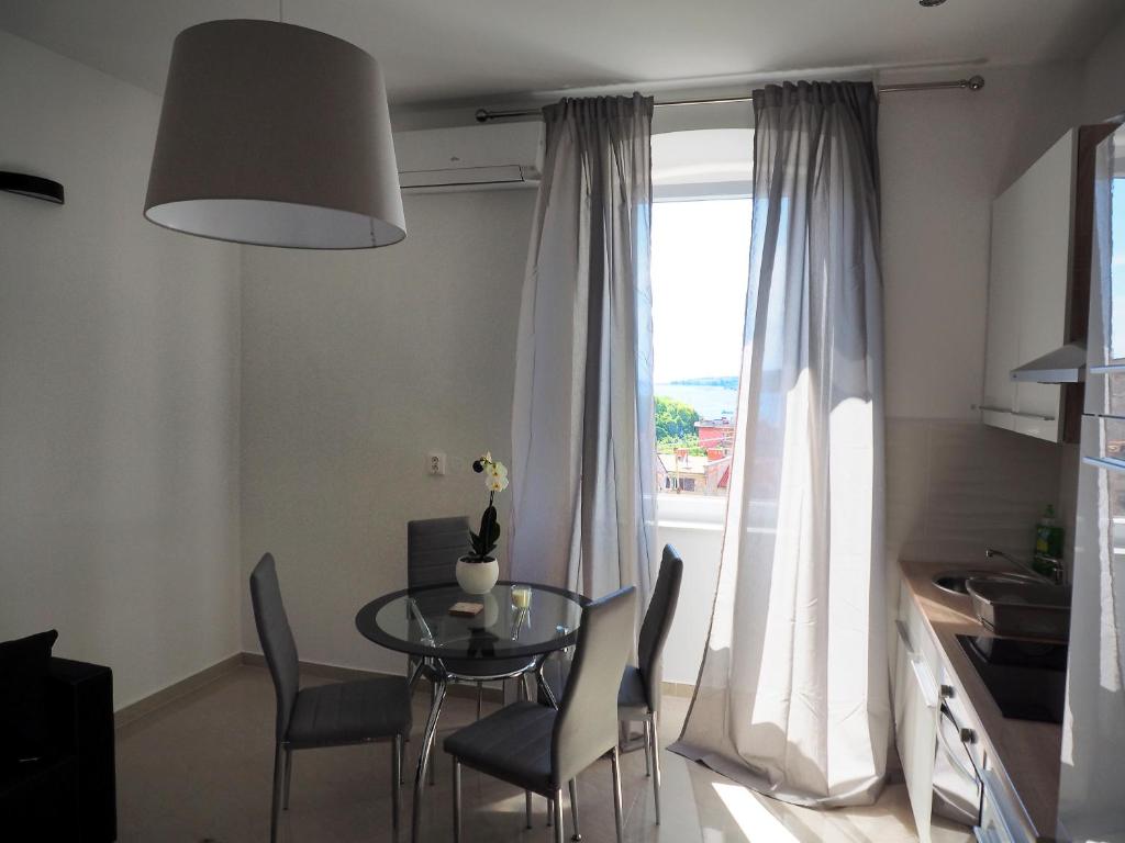 Captain Emo City Apartments - 8