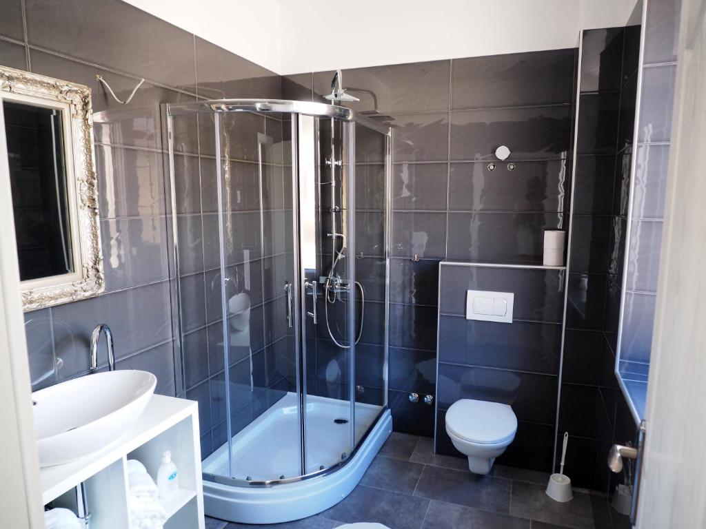 Captain Emo City Apartments - 9