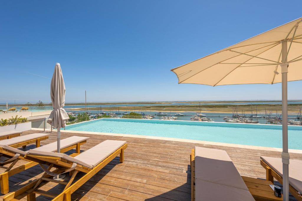 Bazén v ubytování Stay By The Marina - Modern Apartment with Pools & Gym nebo v jeho okolí