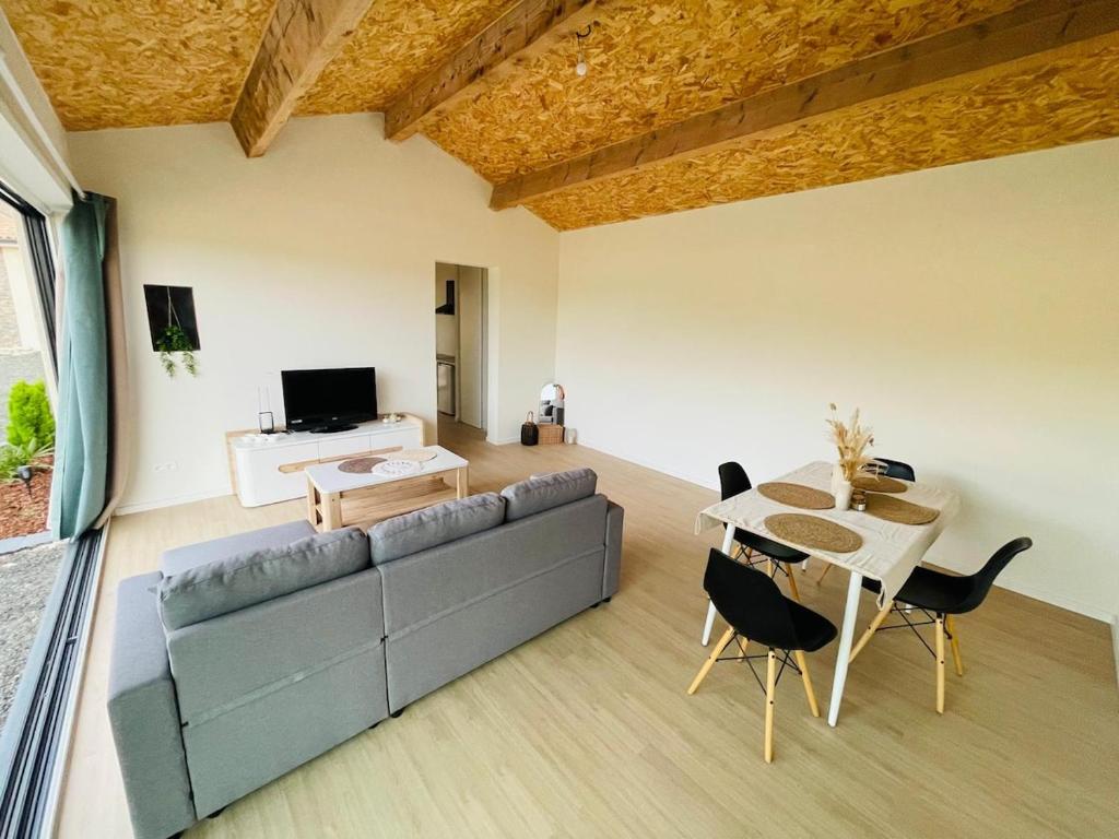 TV a/nebo společenská místnost v ubytování Maison cocooning au calme