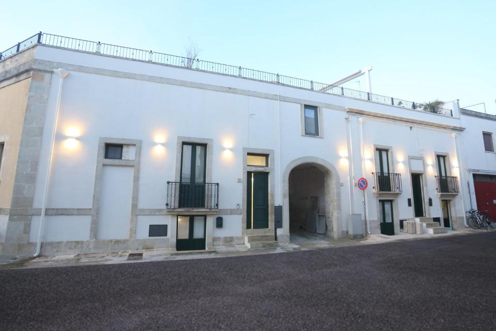a white building with a lot of windows at Casa vacanze La Mescia in Poggiardo