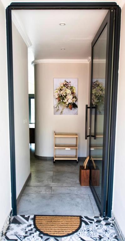 a hallway with a mirror and a dresser at Rusgerus in Pretoria