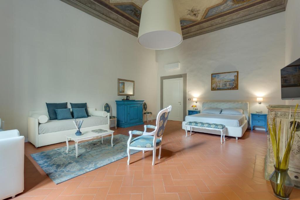 sala de estar con sofá y cama en Residenza D'Epoca Historia Luxury Boutique, en Florencia
