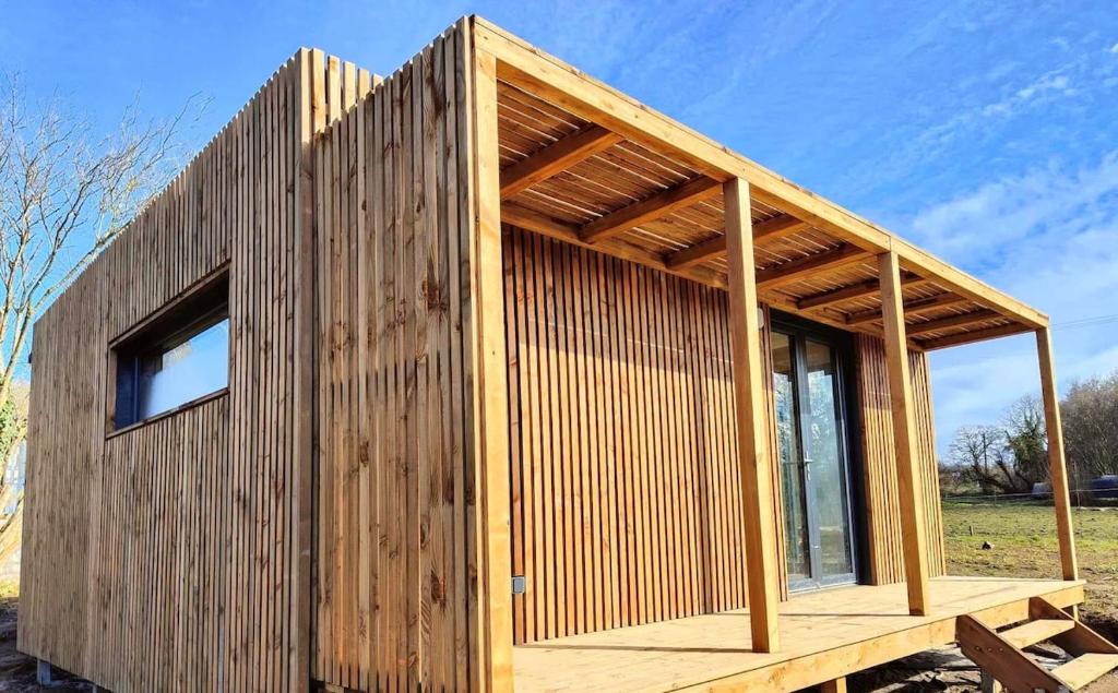 a small wooden house on a wooden platform at La Cabane du Gouët in Saint-Julien