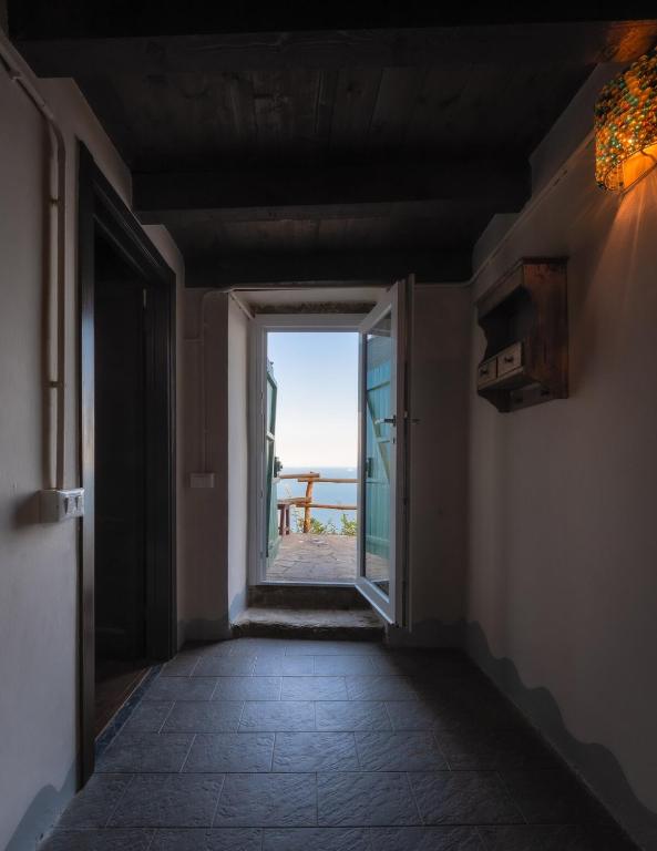 an empty hallway with an open door to the beach at Casetta Anna Natura Trekking e Pace nel Parco delle 5 Terre a 350 m slm lontana dal caos info dettagliate alla voce host in Riomaggiore