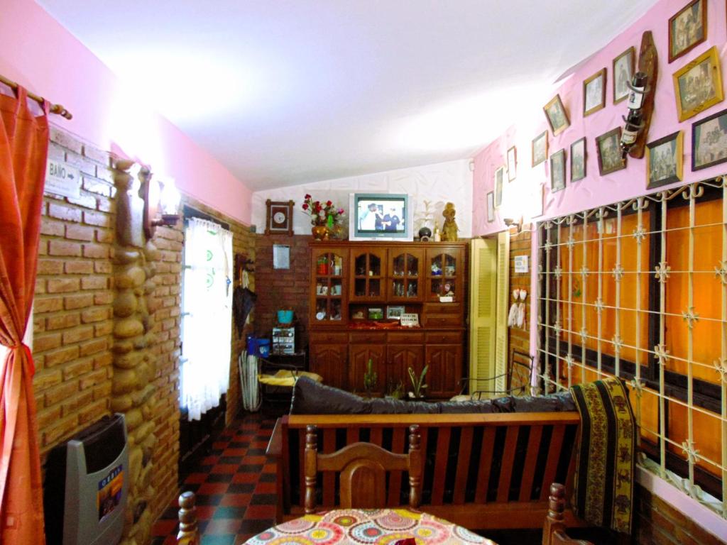a living room with a bench in a room at Casa en Playas de Oro in Villa Carlos Paz