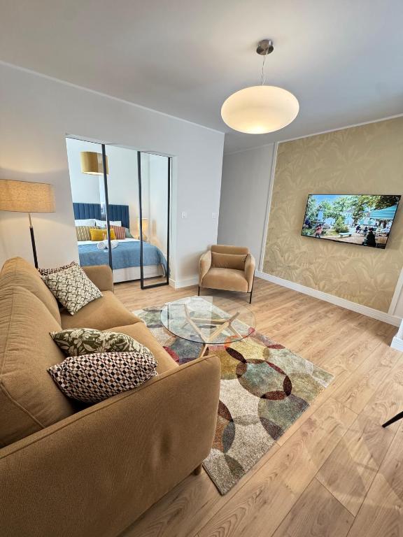 un salon avec un canapé et une table dans l'établissement Hélios Plage, à Berck-sur-Mer