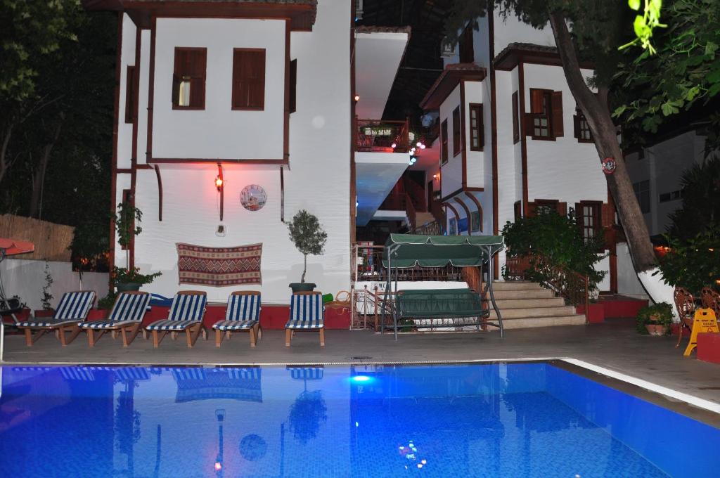 Bazén v ubytování Kaliptus Hotel nebo v jeho okolí
