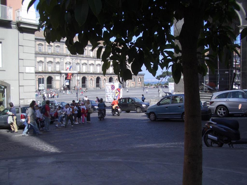 ナポリにあるSerra Casa Vacanza a Piazza del Plebiscitoの市道を歩く人々