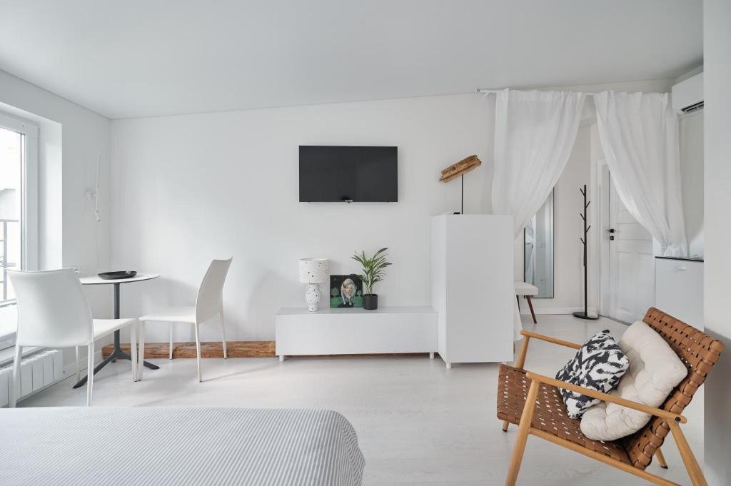 Μια τηλεόραση ή/και κέντρο ψυχαγωγίας στο White Door Apartments 3